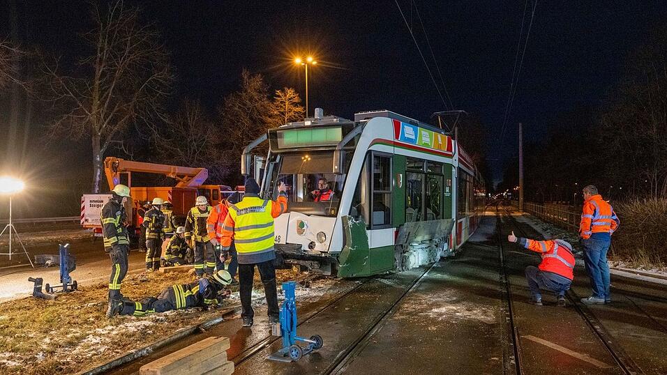 Die Stra&szlig;enbahn war durch die Kollision entgleist.