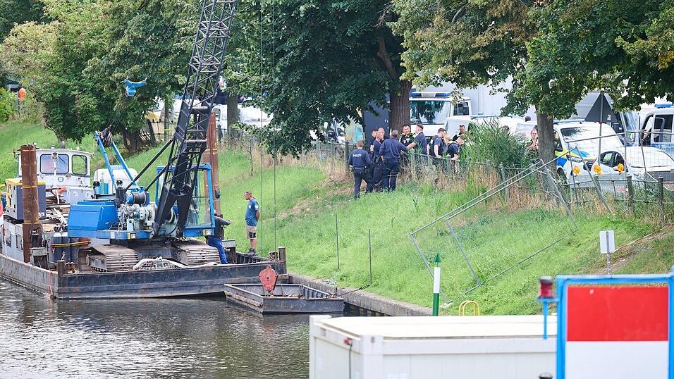 In Berlin-Neukölln ist auf dem Grund des Schifffahrtskanals eine Fliegerbombe gefunden worden. In Berlin-Neukölln ist auf dem Grund des Schifffahrtskanals eine Fliegerbombe gefunden worden.