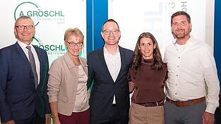 Martin Kammerer, Geschäftsführer der IHK Regensburg (links), überreichte eine Auszeichnung. Auch Vizebürgermeister Dominik Schindlbeck gratulierte Gerlinde, Andreas und Jessica Gröschl zum Jubiläum.