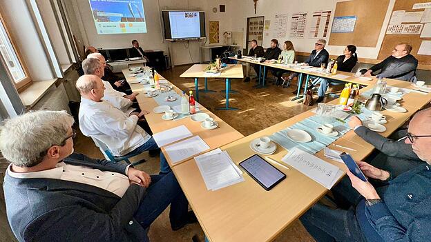 Zum Pressegespräch anlässlich der 34. Baubegegnungstage fanden sich Vertreter der Innungen, der Schulen und der lokalen Politik in der Further Berufsschul-Außenstelle ein. Zum Pressegespräch anlässlich der 34. Baubegegnungstage fanden sich Vertreter der Innungen, der Schulen und der lokalen Politik in der Further Berufsschul-Außenstelle ein.