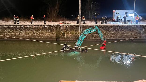Der Bagger rutschte das Ufer hinab und landete in der Donau. Der Bagger rutschte das Ufer hinab und landete in der Donau.