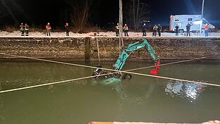 Der Bagger rutschte das Ufer hinab und landete in der Donau.