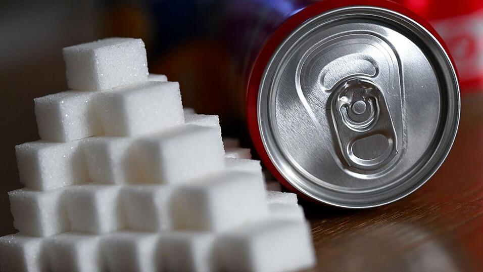 Zuckersteuer soll auf Getränke anfallen, die mindestens fünf Gramm Zucker pro 100 Milliliter enthalten. Je höher der Zuckergehalt, umso höher ist die Steuer. Zuckersteuer soll auf Getränke anfallen, die mindestens fünf Gramm Zucker pro 100 Milliliter enthalten. Je höher der Zuckergehalt, umso höher ist die Steuer.