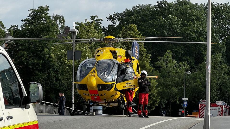 Ein Hubschrauber hatte zuvor Personal auf die Schiffe hinuntergelassen. Ein Hubschrauber hatte zuvor Personal auf die Schiffe hinuntergelassen.