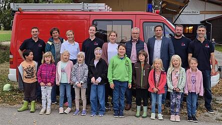 Die erweiterte Vorstandschaft mit KBM Alois Gamsreiter und zweitem Bürgermeister Thomas Lorenz und einigen interessierten Kindern