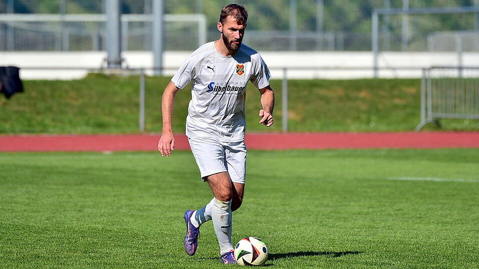 Die Kötztinger Abwehr um Jan Hosek muss gegen Eggenfelden sicher stehen, dann ist ein Heimerfolg so kurz vor der Winterpause möglich. Die Kötztinger Abwehr um Jan Hosek muss gegen Eggenfelden sicher stehen, dann ist ein Heimerfolg so kurz vor der Winterpause möglich.