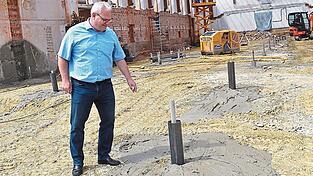 Mit diesem Bohrger&auml;t werden die Pf&auml;hle bis in eine Tiefe von 17 Metern vorgetrieben. - B&uuml;rgermeister Martin Fischer begutachtet die Bohrpf&auml;hle im Inneren des sp&auml;teren B&uuml;rgersaals.