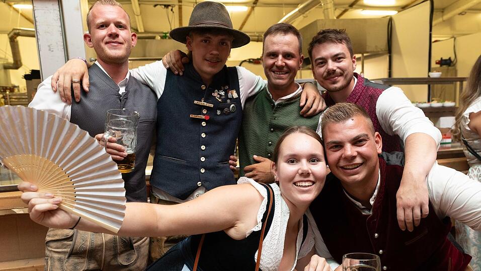 Als die Kapelle Josef Menzl am Montag, 10. August, im Festzelt Weckmann aufspielte, war die Stimmung ausgelassen. Als die Kapelle Josef Menzl am Montag, 10. August, im Festzelt Weckmann aufspielte, war die Stimmung ausgelassen.