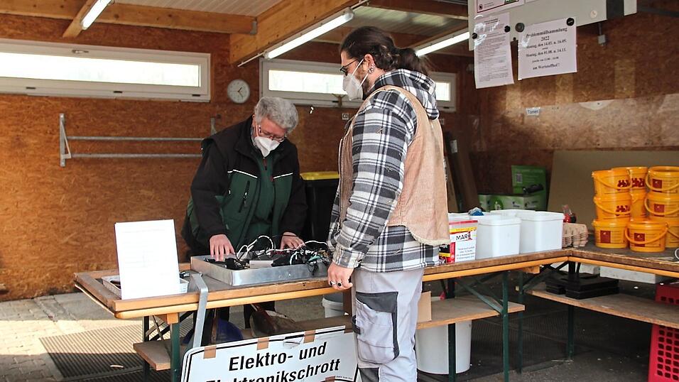 War es fr&uuml;her der Plastikm&uuml;ll, z&auml;hlt heute das fachgerechte Sortieren des Elektroschrotts zu den Hauptaufgaben der Mitarbeiter am Landauer Wertstoffhof.