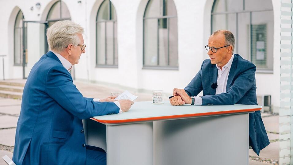 Friedrich Merz (r.) hatte zunächst im ZDF-Sommerinterview für eine Zusammenarbeit mit der AfD auf kommunaler Ebene plädiert. Friedrich Merz (r.) hatte zunächst im ZDF-Sommerinterview für eine Zusammenarbeit mit der AfD auf kommunaler Ebene plädiert.
