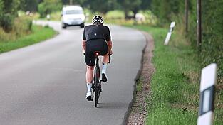 Rennradfahrer fährt auf einer Landstraße. Immer wieder gebe es gefährliche Situationen bei Überholvorgängen, berichten drei passionierte Radrennfahrer vom TSV Langquaid.