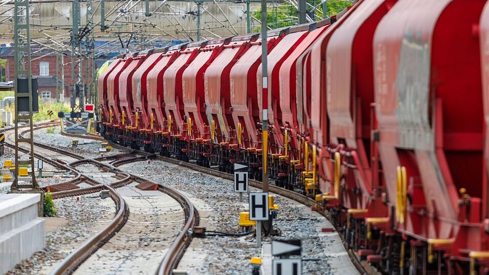 Die Bahn-Tochter DB Cargo bietet zusätzliche Gütertransporte an. (Archivbild) Die Bahn-Tochter DB Cargo bietet zusätzliche Gütertransporte an. (Archivbild)