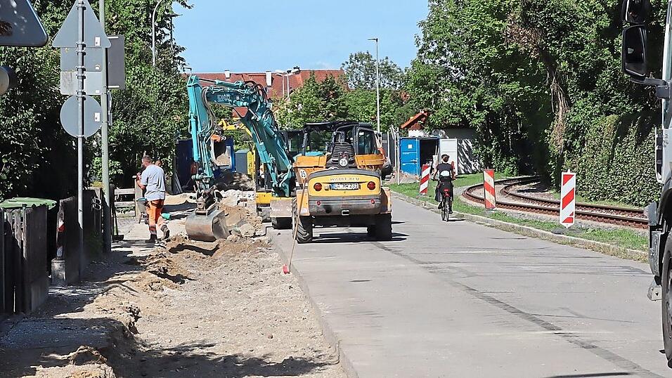 Seit dieser Woche sind die Arbeiten zur Verbreiterung des Gehwegs an der Industriestra&szlig;e in der hei&szlig;en Phase.