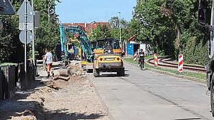 Seit dieser Woche sind die Arbeiten zur Verbreiterung des Gehwegs an der Industriestraße in der heißen Phase. Seit dieser Woche sind die Arbeiten zur Verbreiterung des Gehwegs an der Industriestraße in der heißen Phase.