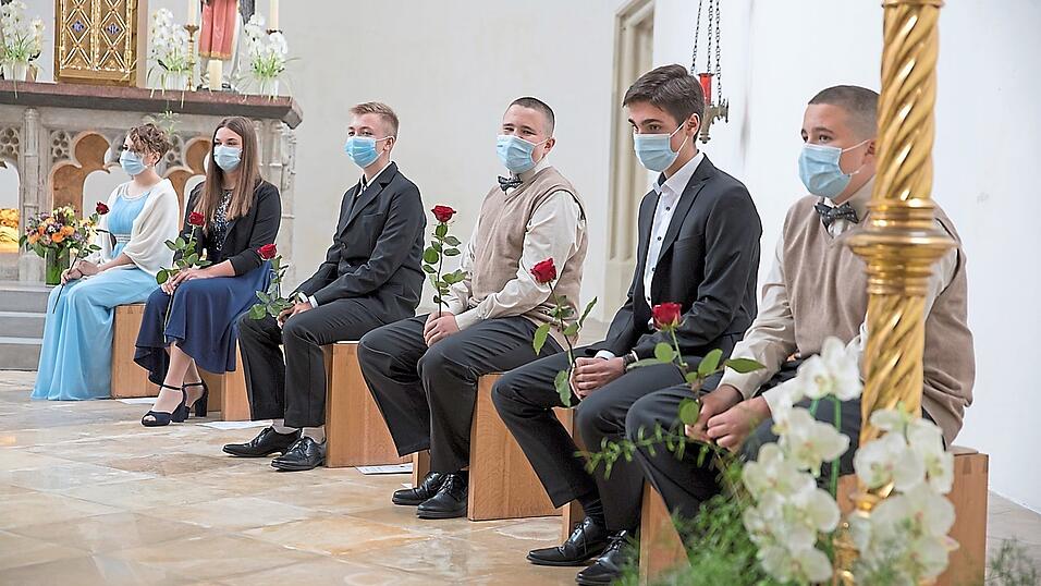 Jeder Konfirmand bekam am Ende des Gottesdienstes eine rote Rose überreicht. Jeder Konfirmand bekam am Ende des Gottesdienstes eine rote Rose überreicht.