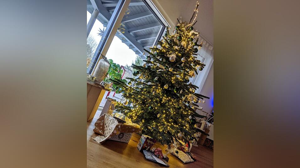 'Auch unser Christbaum wollte sich ein wenig an diesem gruseligen Katastrophenjahr beteiligen, indem er im komplett geschm&uuml;ckten Zustand umgefallen ist und uns somit der Genuss des schm&uuml;ckens tief in der Nacht ein zweites Mal geschenkt wurde.'