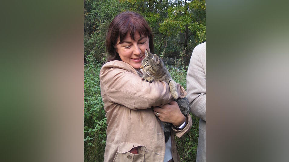 Beate Seitz-Weinzierl mit einer Katze auf dem Arm. Bei Wildkatzen zeigt sich die Wildtier-Natur erst im späteren Alter. Dieses Tier entlarvte das Team in Wiesenfelden als verwechselte Wildkatze. (Foto: Archiv Umweltzentrum Wiesenfelden)