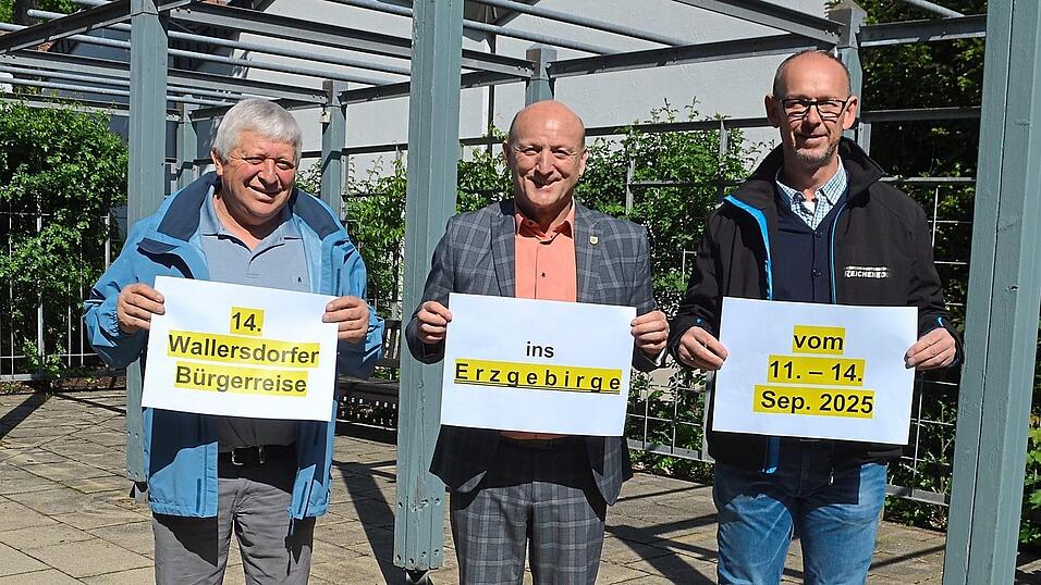 Hans Kulzer, B&uuml;rgermeister Franz Aster und Willi Reicheneder pr&auml;sentieren die B&uuml;rgerreise.