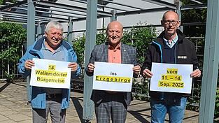 Hans Kulzer, B&uuml;rgermeister Franz Aster und Willi Reicheneder pr&auml;sentieren die B&uuml;rgerreise.