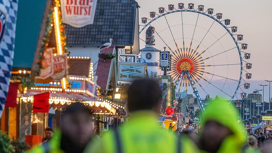 Nach einer Bombendrohung wurde am Mittwoch das Oktoberfest gesperrt. Am Abend startete dann der Festbetrieb. Nach einer Bombendrohung wurde am Mittwoch das Oktoberfest gesperrt. Am Abend startete dann der Festbetrieb.