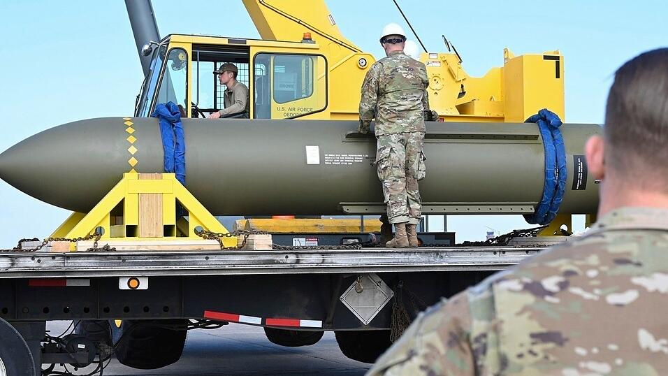 Die bunkerbrechende Bombe kann auch sehr tief liegende Anlagen angreifen. (Archivbild)