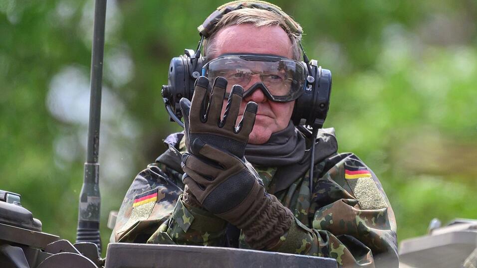 Die Bundeswehr soll verteidigungsfähig werden. Die Bundeswehr soll verteidigungsfähig werden.
