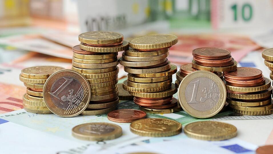 Der Bund der Steuerzahler hat ausgerechnet, ab wann im Jahr Besch&auml;ftigte und Selbstst&auml;ndige nicht mehr nur f&uuml;r Steuern und Sozialbeitr&auml;ge schuften.