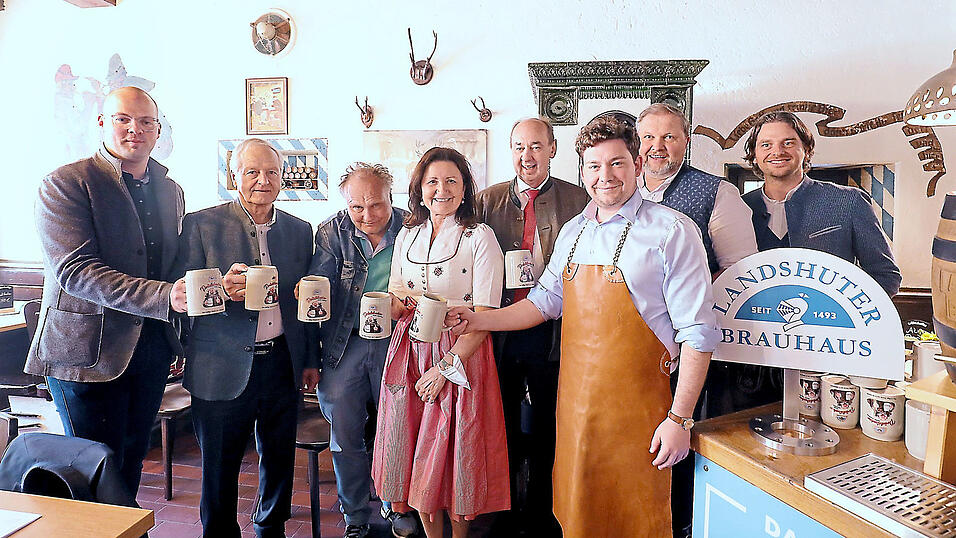 Brauhaus-Vorstand Christoph Zellner (von links), Hans Eller, LZ-Verleger Prof. Dr. Martin Balle, Festwirtin und dritte B&uuml;rgermeisterin Jutta Widmann, Festwirt Franz Widmann, zweiter B&uuml;rgermeister Thomas Haslinger, XXXLutz-Gesch&auml;ftsf&uuml;hrer Markus Hiebel und Florian Eller.