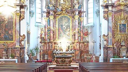 'Lichtspiele' in der Pfarrkirche Sankt Peter und Erasmus in Geiselhöring: Zum Frühlingsanfang erstrahlen die Altäre am Spätnachmittag wieder in gleißendem Licht.