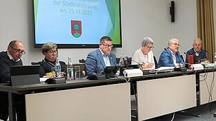 Claus Rauschmeier und Thomas Lippmann, die beiden Geschäftsführer der Krankenhaus-GmbH Weilheim-Schongau (v. r.), berichteten im Stadtrat ungeschönt vom Umstrukturierungsprozess ihrer Häuser in den letzten Jahren. Auch das Mainburger Krankenhaus steuert auf eine sektorenübergreifende Versorgungseinrichtung zu.