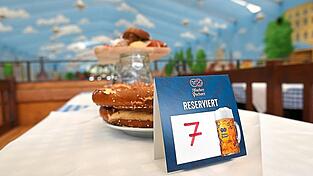 Eine Tischreservierung für die Wiesn kostet nichts. Die Gäste bezahlen lediglich die Verzehrgutscheine für acht bis zehn Personen im Voraus. In der Regel sind das pro Person zwei Mass und ein Hendl.