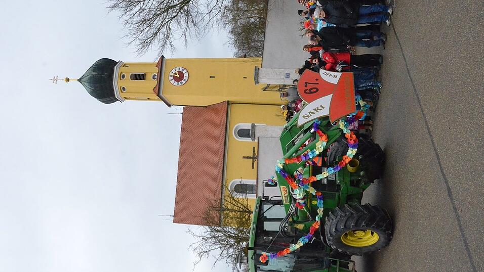 Mit dem großartigen 67. Faschingszug und einem anschließenden 'Narrentreiben' nahm am Faschingsdienstag der Fasching 2017 in Sarching ein glanzvolles Ende. Und was dabei alle 'narrisch' freute, das Wetter spielte doch noch mit; denn während des Zuges war es regenfrei; erst zum Ende regnete es! Mit dem großartigen 67. Faschingszug und einem anschließenden 'Narrentreiben' nahm am Faschingsdienstag der Fasching 2017 in Sarching ein glanzvolles Ende. Und was dabei alle 'narrisch' freute, das Wetter spielte doch noch mit; denn während des Zuges war es regenfrei; erst zum Ende regnete es!