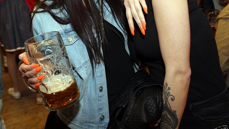 Die Fr&uuml;hjahrsdult 2017 in Landshut neigt sich dem Ende entgegen. Grund genug, noch einmal richtig in den Bierzelten zu feiern - abgerundet vom traditionellen Feuerwerk.