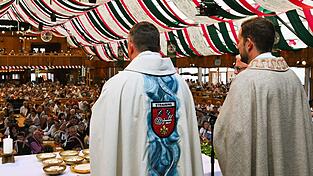 Ein herrlicher Blick vom reich gedeckten Altartisch aus in die Menge der Gottesdienstbesucher.