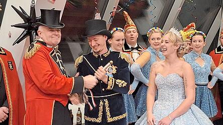 Er hat ihn wieder: Prinzessin Lisa und Prinz Benjamin gaben den Rathausschl&uuml;ssel an Zirkusdirektor Josef Dollinger zur&uuml;ck.
