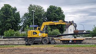 Bagger und andere Baumaschinen sind derzeit am Wallersdorfer Bahnhof zu beobachten. Bagger und andere Baumaschinen sind derzeit am Wallersdorfer Bahnhof zu beobachten.