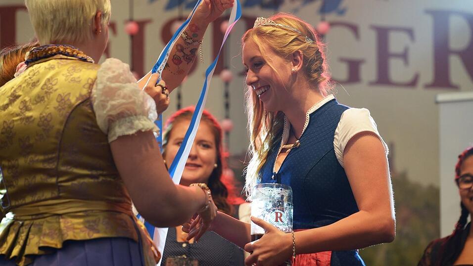 Bianca R&ouml;sch bei der 'Kr&ouml;nungszeremonie'. Wie sie die erste H&auml;lfte ihrer Amtszeit als Bayerische Goa&szlig;ma&szlig;k&ouml;nigin erlebt hat, erz&auml;hlt sie im idowa-Interview.