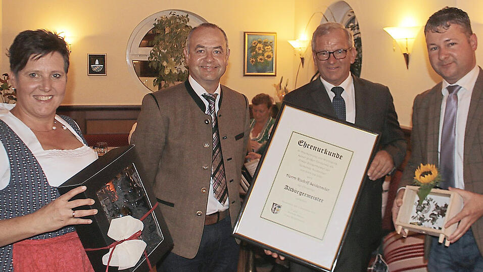 Bürgermeister Matthias Wallner bei der Überreichung der Ehrenurkunde zur Verleihung der Ehrenbezeichnung 'Altbürgermeister' an Rudi Seidenader, zusammen mit dem 2. Bürgermeister Robert Zimmerer und der 3. Bürgermeisterin Gabi Hastreiter (von rechts). Bürgermeister Matthias Wallner bei der Überreichung der Ehrenurkunde zur Verleihung der Ehrenbezeichnung 'Altbürgermeister' an Rudi Seidenader, zusammen mit dem 2. Bürgermeister Robert Zimmerer und der 3. Bürgermeisterin Gabi Hastreiter (von rechts).