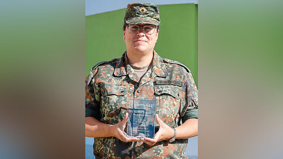 Sandra Kürzinger ist vor Kurzem für ihre Masterarbeit ausgezeichnet worden. Anlässlich der Jahreskonferenz der International Society for Military Ethics in Europe (EuroISME) in Athen erhielt sie den ersten Preis für die beste europäische Masterarbeit zum Thema Wehrethik. Sandra Kürzinger ist vor Kurzem für ihre Masterarbeit ausgezeichnet worden. Anlässlich der Jahreskonferenz der International Society for Military Ethics in Europe (EuroISME) in Athen erhielt sie den ersten Preis für die beste europäische Masterarbeit zum Thema Wehrethik.