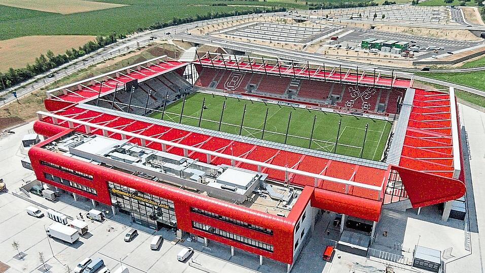 Ostbayerns gr&ouml;&szlig;tes Public Viewing wird bei der Fu&szlig;ball-EM im Jahnstadion erm&ouml;glicht. 'Vielleicht schaffen wir ja eine Stimmung wie beim Sommerm&auml;rchen vor 18 Jahren', sagt Jahnstadion-Betriebsleiter Sebastian Graf.