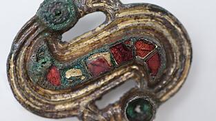 Nach dem Fund eines reich ausgestatteten Frauen-Grabes kamen Forscher zu neuen Erkenntnissen über frühe Migration. Nach dem Fund eines reich ausgestatteten Frauen-Grabes kamen Forscher zu neuen Erkenntnissen über frühe Migration.