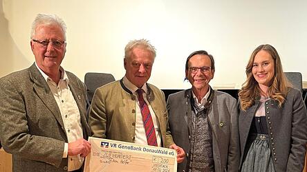 &Uuml;ber eine 200-Euro-Spende f&uuml;r den Verein &bdquo;Stille Hilfe&ldquo; durfte sich Ausschussmitglied Edwin Schedlbauer (l.) freuen, der ihm von der CSU-Ortsvorsitzenden Agnes Br&uuml;cklmayer, zusammen mit B&uuml;rgermeister Franz Wittmann und Bundeslandwirtschaftsminister Alois Rainer (2.v.l.), am Ende der Veranstaltung &bdquo;Ausgred wird&acute;s&ldquo; &uuml;bergeben wurde.