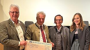 &Uuml;ber eine 200-Euro-Spende f&uuml;r den Verein &bdquo;Stille Hilfe&ldquo; durfte sich Ausschussmitglied Edwin Schedlbauer (l.) freuen, der ihm von der CSU-Ortsvorsitzenden Agnes Br&uuml;cklmayer, zusammen mit B&uuml;rgermeister Franz Wittmann und Bundeslandwirtschaftsminister Alois Rainer (2.v.l.), am Ende der Veranstaltung &bdquo;Ausgred wird&acute;s&ldquo; &uuml;bergeben wurde.