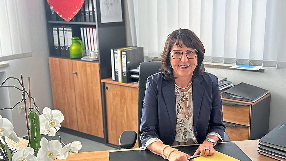 „Herausfordernd ist unsere Bürokratie, die bei vielen Themen eine große Hemmschwelle darstellt und pragmatisches Arbeiten erschwert“, so Heike Berger, Bürgermeisterin im Markt Ergoldsbach. „Herausfordernd ist unsere Bürokratie, die bei vielen Themen eine große Hemmschwelle darstellt und pragmatisches Arbeiten erschwert“, so Heike Berger, Bürgermeisterin im Markt Ergoldsbach.