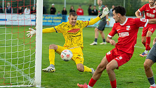 Mit seinem sechsten Saisontreffer in der Bayernliga Süd erzielte Baran Berk das 1:0 für Hankofen - die Führung brachten die Dorfbuam jedoch nicht über die Zeit. Mit seinem sechsten Saisontreffer in der Bayernliga Süd erzielte Baran Berk das 1:0 für Hankofen - die Führung brachten die Dorfbuam jedoch nicht über die Zeit.