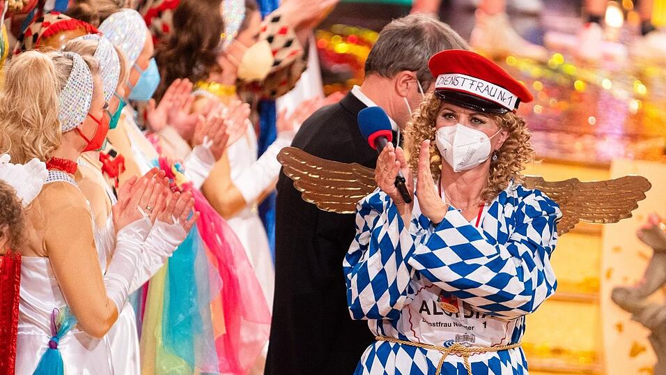 Die bayerische Landtagspräsidentin Barbara Stamm (CSU, vorne) und der bayerische Ministerpräsident Markus Söder (CSU, hinten) applaudieren nach dem Finale der Aufzeichnung der Sendung 'Fastnacht in Franken 2022'. Die bayerische Landtagspräsidentin Barbara Stamm (CSU, vorne) und der bayerische Ministerpräsident Markus Söder (CSU, hinten) applaudieren nach dem Finale der Aufzeichnung der Sendung 'Fastnacht in Franken 2022'.