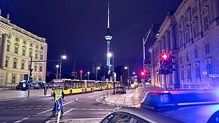 In Berlin-Mitte ist der Bereich um den Fundort einer Brandbombe abgesperrt worden.