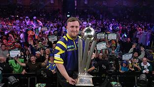 Littler pr&auml;sentiert zum zweiten Mal die WM-Troph&auml;e.