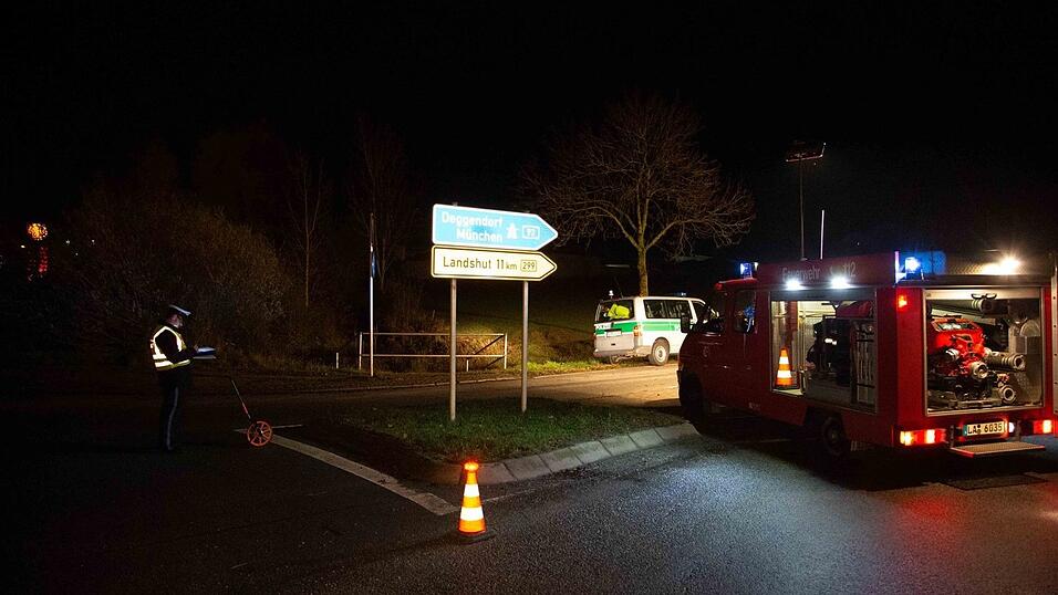 Unfalltragödie am Samstagabend bei Furth im Landkreis Landshut: dabei kam ein 16-jähriger Jugendlicher ums Leben. Die Rottenburger Polizei sucht jetzt nach Zeugen des Unfalls. Unfalltragödie am Samstagabend bei Furth im Landkreis Landshut: dabei kam ein 16-jähriger Jugendlicher ums Leben. Die Rottenburger Polizei sucht jetzt nach Zeugen des Unfalls.