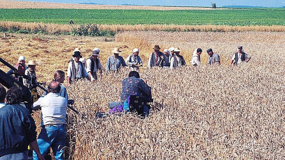 Genau vor 30 Jahren wurde unter anderem auf einem Getreidefeld des ehemaligen fürstlichen Gutes in Hellkofen der Film 'Wildfeuer' gedreht. Genau vor 30 Jahren wurde unter anderem auf einem Getreidefeld des ehemaligen fürstlichen Gutes in Hellkofen der Film 'Wildfeuer' gedreht.